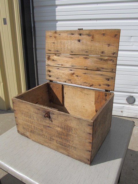 lot 19 image: Large Antique Newells Tomato Catsup Wooden Lidded Crate