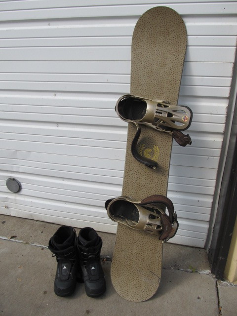 lot 16 image: Snowboard wBoots - Size 12
