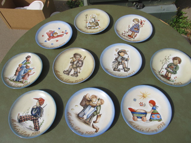 lot 17 image: Lot of Vintage HUMMEL Mothers Day Plates