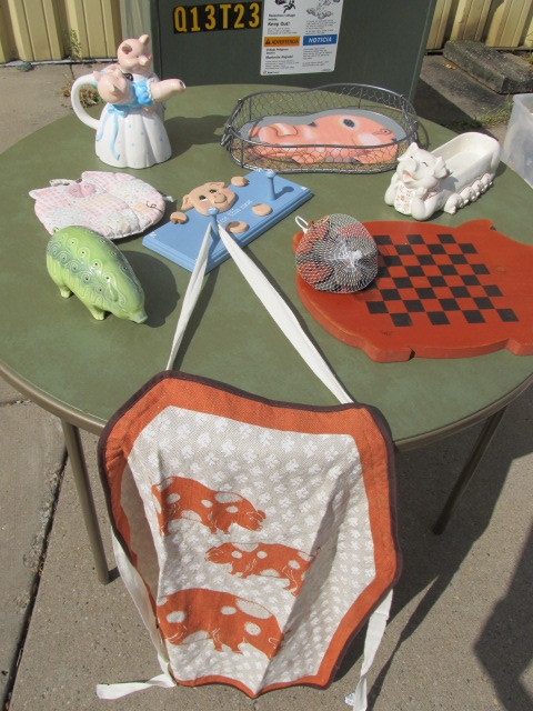 lot 26 image: Lot of Assorted Pig Decor
