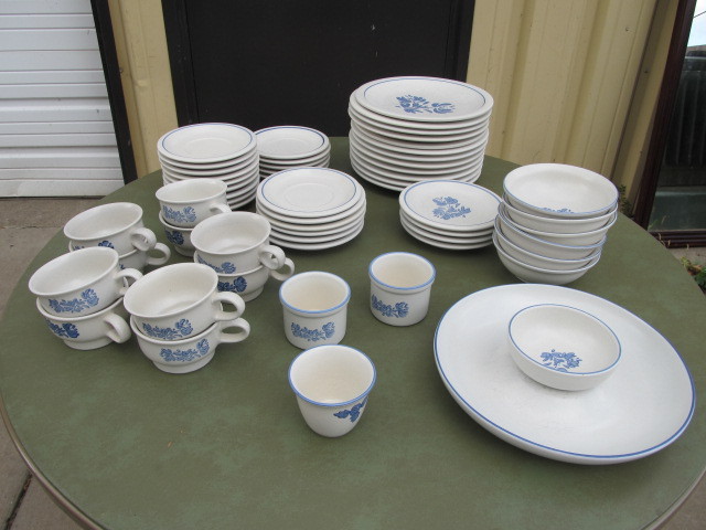 lot 36 image: PFALTZGRAFF Dishware