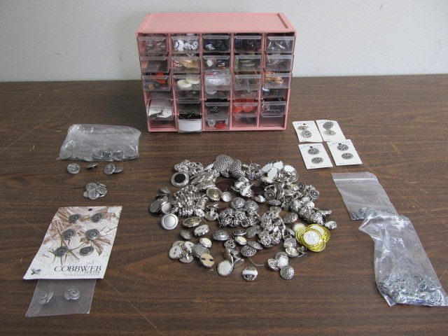 lot 39 image: Large Lot of Vintage Sewing Buttons
