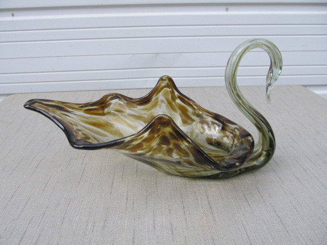 lot 42 image: Large Vintage Swirled Glass Swan Basket