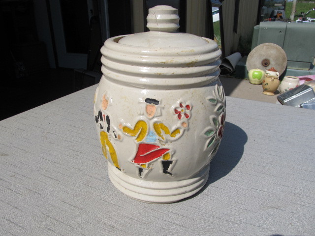 lot 59 image: Vintage Red Wing Stoneware Cookie Jar