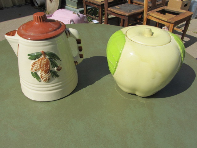 lot 62 image: 2 Vintage Lidded Cookie Jars