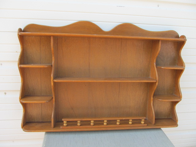 lot 65 image: Large Mid Century Maple Wall Display Shelf