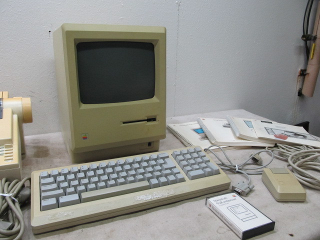 lot 78 image: Vintage APPLE 512K Computer wPrinter & Accessories