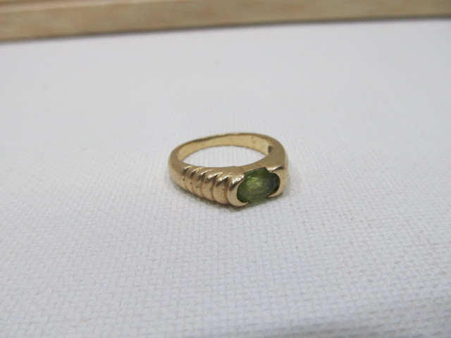 lot 114 image: Tested Vintage 14k Gold Ring wGreen Gemstone