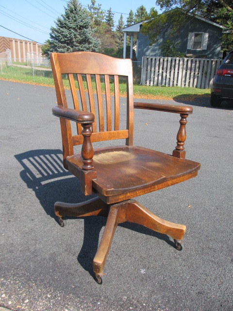 lot 118 image: Vintage 1930s Rolling Wooden Bankers Chair