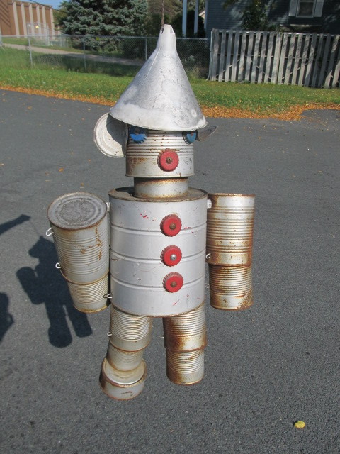 lot 115 image: Metal Folk Art Tin Man Garden Sculpture