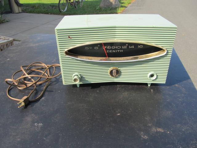 lot 94 image: Vintage Seafoam Green Zenith Radio