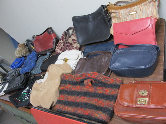 lot 120 image: Large Lot of Assorted Ladies Purses