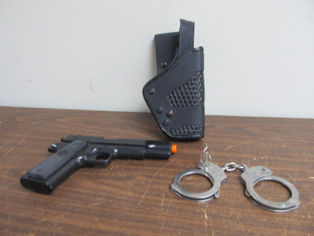 lot 130 image: Airsoft Pistol, Holster & Handcuffs