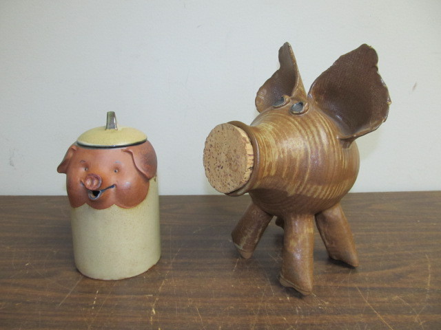 lot 132 image: NICE Larger Stoneware Pig Bank & Lidded Tankard