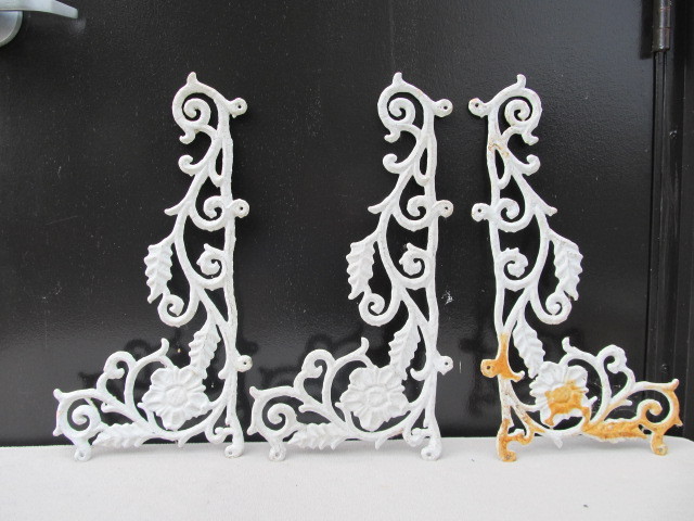 lot 153 image: 3 Vintage Painted Metal Wall Brackets