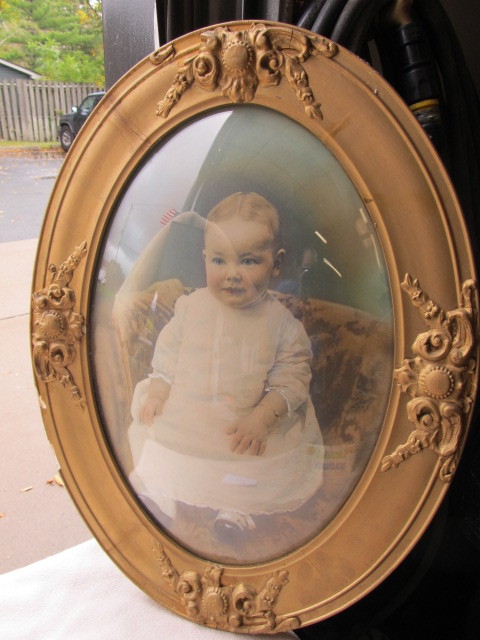 lot 160 image: Antique Gilt Wood Convex Glass Frame wBaby Photo