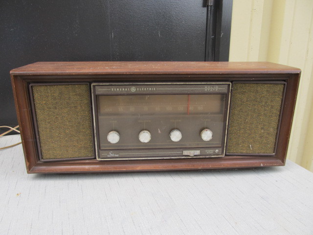 lot 164 image: Vintage GE Solid State Radio