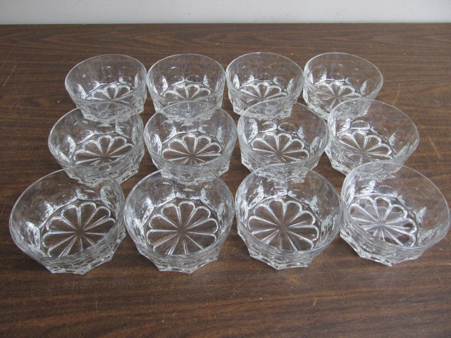 lot 179 image: Matching Set of 12 Arcoroc Glass Bowls