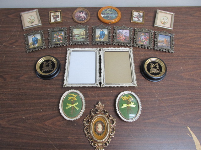 lot 181 image: Lot of Vintage Small Framed Art