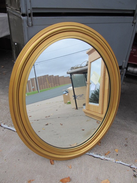 lot 182 image: Nice Vintage Oval Gold Wood Wall Mirror