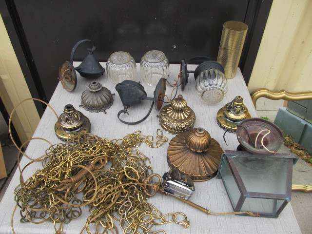 lot 183 image: Lot of Assorted Vintage Light Fixtures