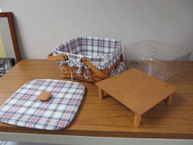 lot 192 image: Longaberger Two Pie Basket w Lid & Divider