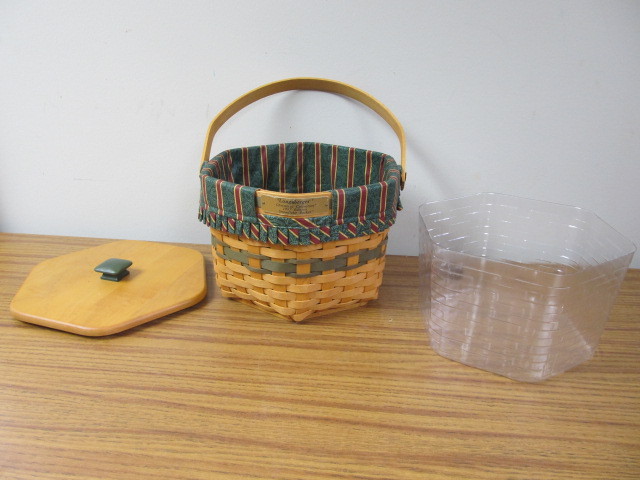 lot 193 image: 1997 Longaberger Christmas Collection Snowflake Basket