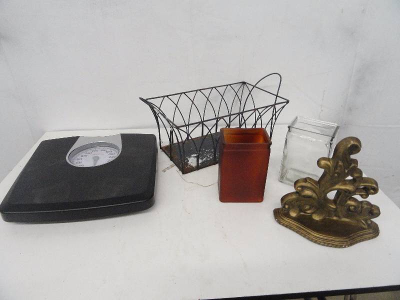Lot of Bathroom Decor & Sunbeam Scale