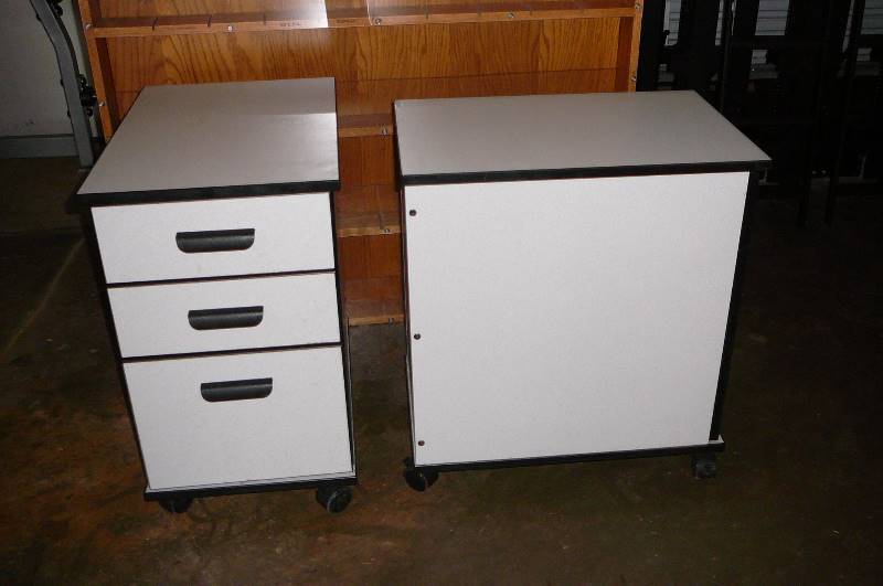lot 10 image: Drawer Cabinet with wheels