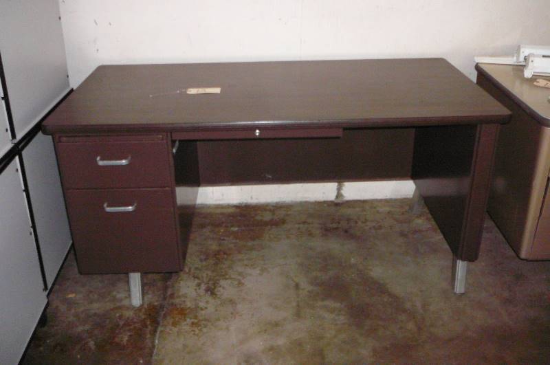 lot 12 image: Desk