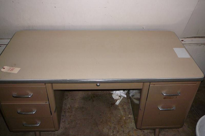 lot 15 image: Metal Desk