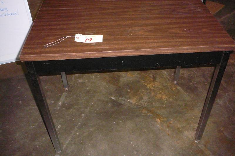 lot 19 image: Table 3 x 24