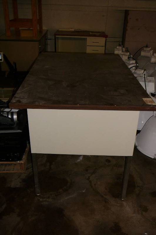 lot 21 image: Desk table