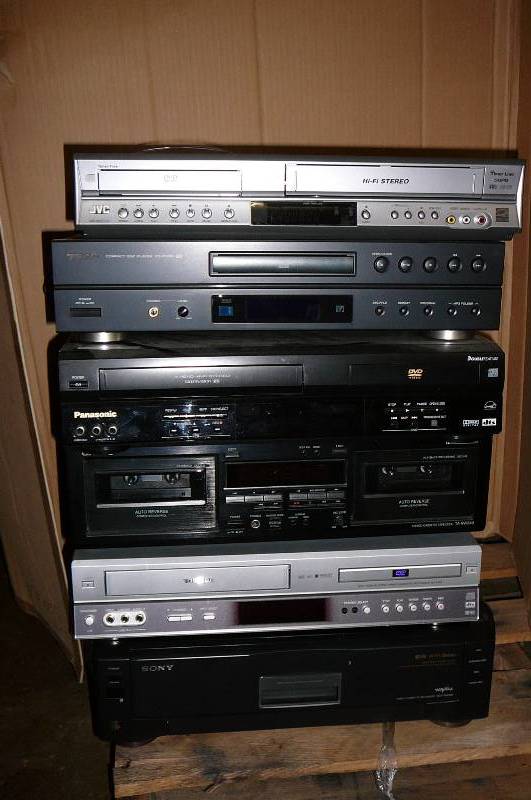 lot 26 image: Lot of DVD, VHS -Tape Players,