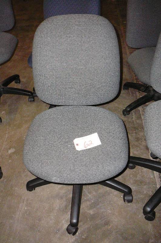 lot 62 image: Office Chairs 5 dark grey  1 Blue on wheels