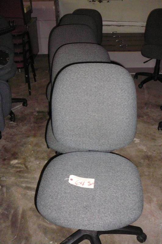 lot 63 image: Office Chairs matching and 2 matching Office Chairs