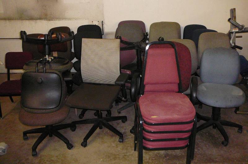 lot 77 image: Lot of 23 Office Chairs on Wheels and 5 Stackable