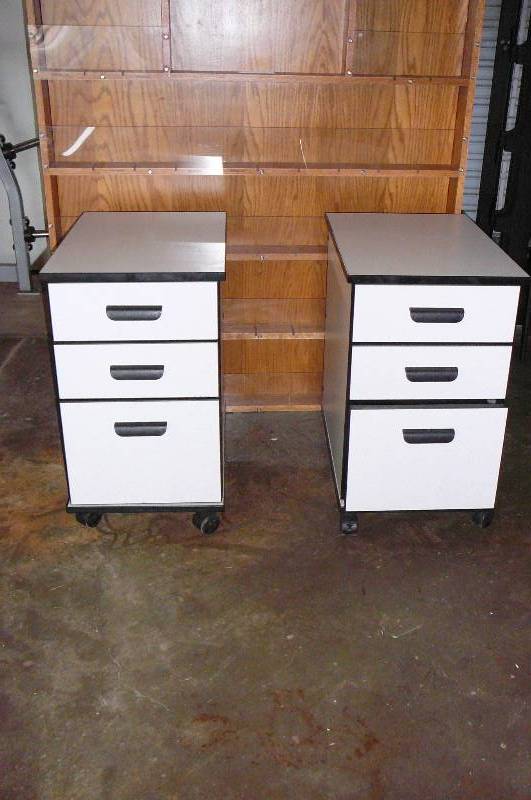 lot 8 image: Drawer Cabinet with wheels