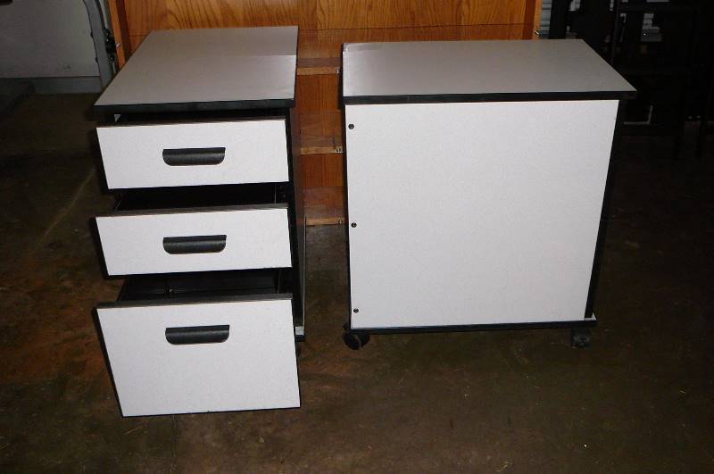 lot 11 image: Drawer Cabinet with wheels