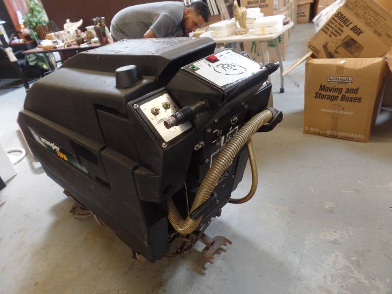 AUTOMATIC FLOOR SCRUBBER