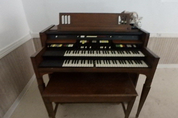 lot 14 image: Hammond Organ
