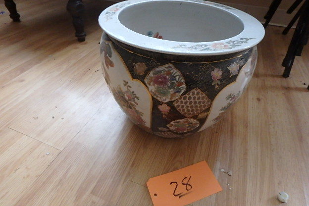 lot 28 image: Large Porcelain Pot