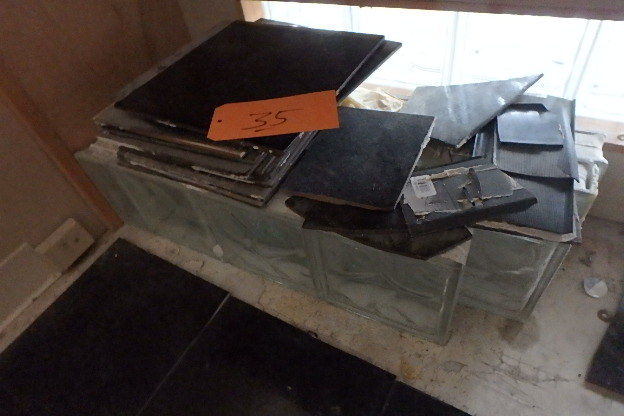 lot 35 image: Lot of Thin Glass Brick