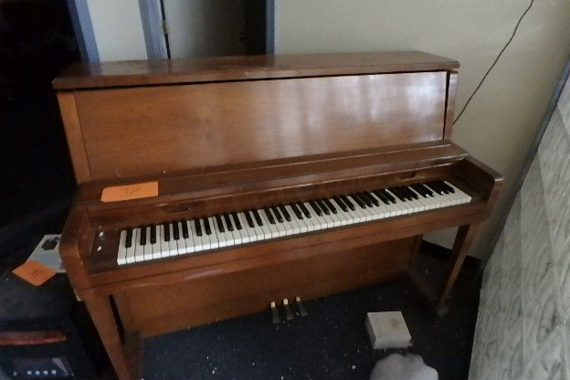 lot 37 image: Wurlitzer Spinet Piano