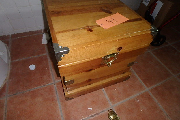 lot 41 image: Pine Box