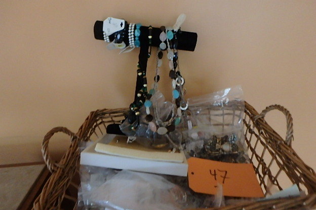 lot 47 image: Lot of Costume Jewelry