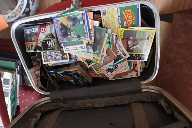 lot 48 image: Large Lot of Sports Cards