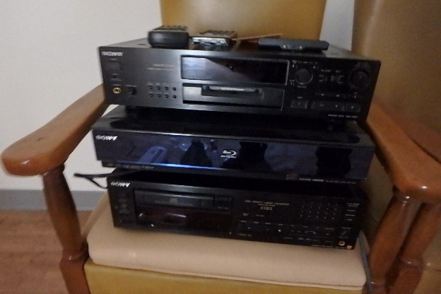 lot 68 image: (3) Sony Electronics