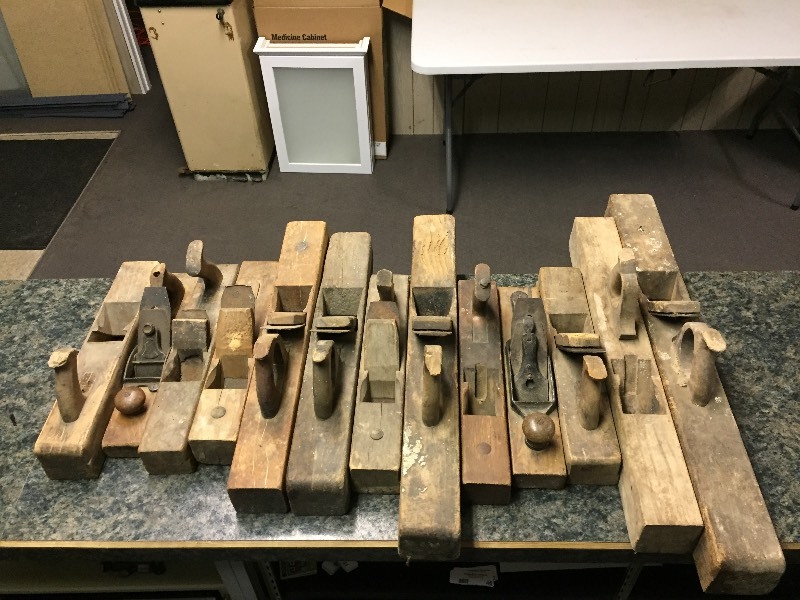 lot 3 image: 13 Antique Wood Planes