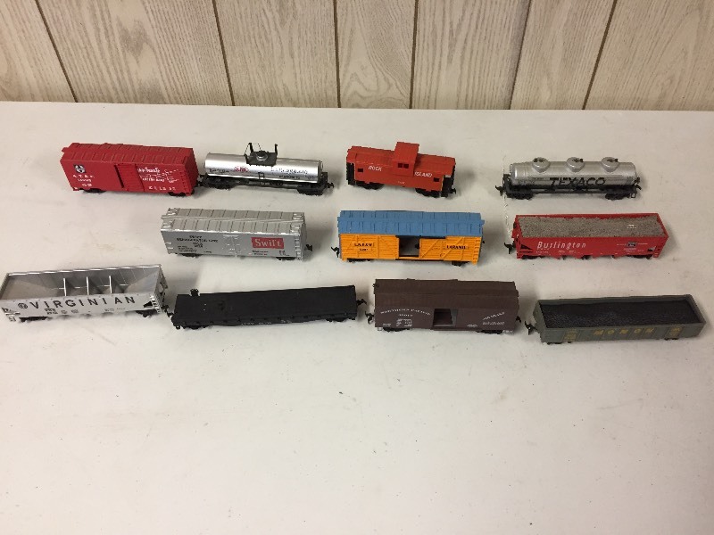 lot 19 image: 11 Toy Train Cars